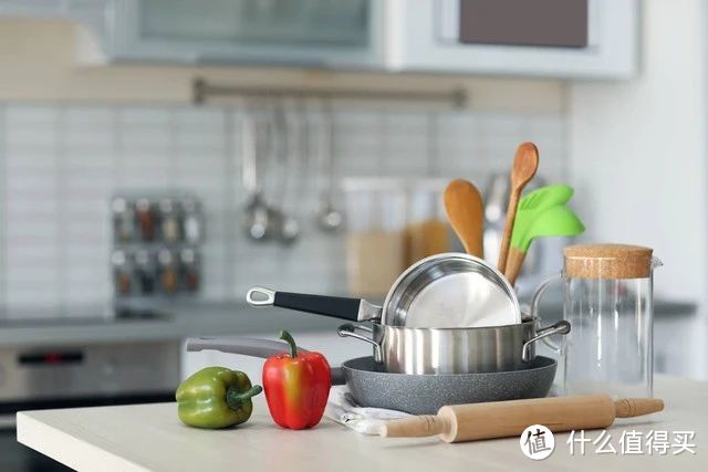 建议大家:这4类厨具,没坏也要扔掉,不是瞎说,用久了有害!